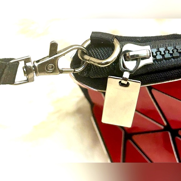 Emilio Pepe Geometric wristlet clutch crossbody bag with chain - Picture 9 of 13